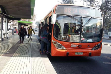 Experto sostiene que subsidiar el pasaje de adultos mayores en el Transantiago es una medida insuficiente para combatir la evasión.