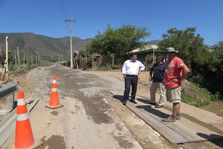 Vecinos de La Cruz reciben con satisfacción  mejoramiento de caminos rurales en la  comuna.