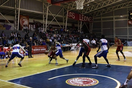 Los Leones visitan a U.Católica en Las Condes.