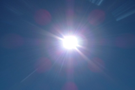 Experta asegura que la ropa negra es más efectiva para evitar el calor.