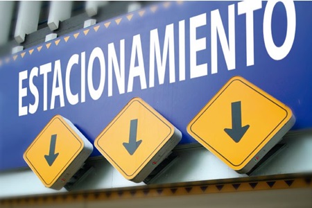 Economista recomienda regular los precios por el uso de estacionamientos.