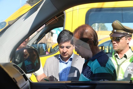 Autoridades fiscalizan vehículos de transporte escolar en Quilpué.