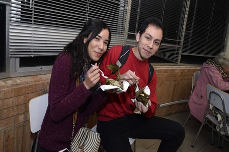 Viñamarinos prueban rareza culinaria en Fiesta Bote de Dragón.
