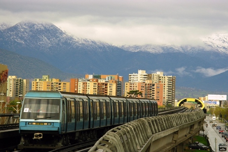 Experto sostiene que Metro debe aprovechar el valor de suelo que genera su expansión para financiar nuevas líneas.