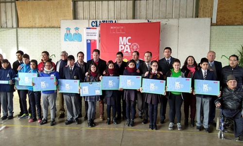 Casi mil estudiantes de establecimientos públicos de la provincia de Quillota recibirán computadores portátiles.