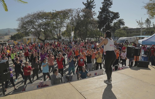 En Quilpué Municipio celebró “Mes del Corazón” con entretenida jornada recreativa en la Plaza Arturo Prat.