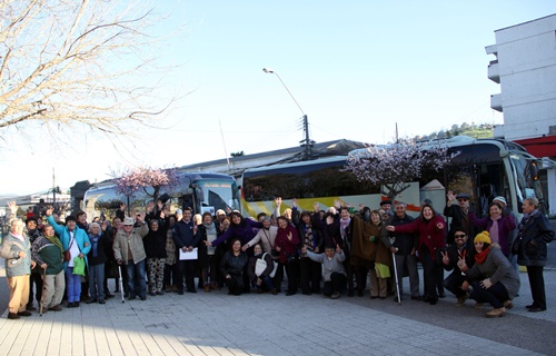 Adultos mayores de Quillota, La Calera y Nogales realizaron viaje cultural a  Santiago.