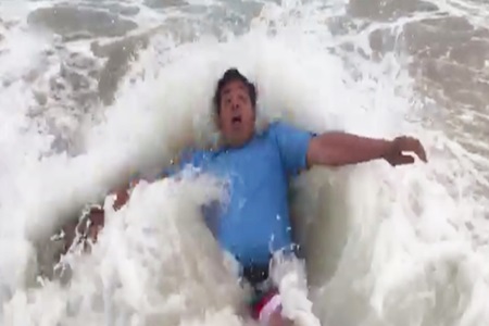Periodista Álvaro Sanhueza inicia su campaña electoral con «chapuzón» en las playas de Viña del Mar.