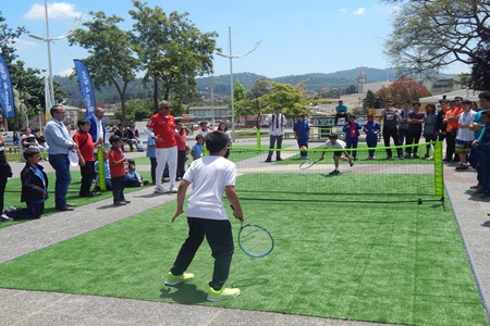 Horacio de la Peña realizó atractivo Torneo Interescolar de Tenis en la Plaza Arturo Prat de Quilpué.