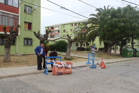 Socavón en calle principal de acceso preocupa a vecinos de Limonares.