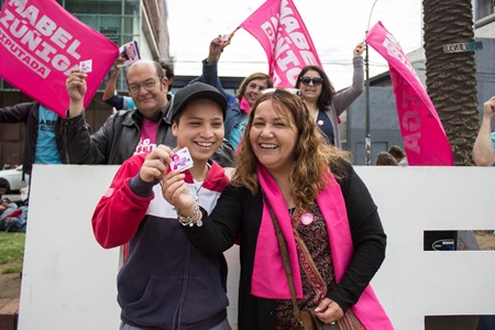 Candidata Frenteamplista Mabel Zúñiga entrega condones en Valparaíso.