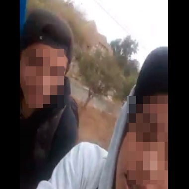 jóvenes viajan «colgados» de un tren en movimiento en Quilpué.