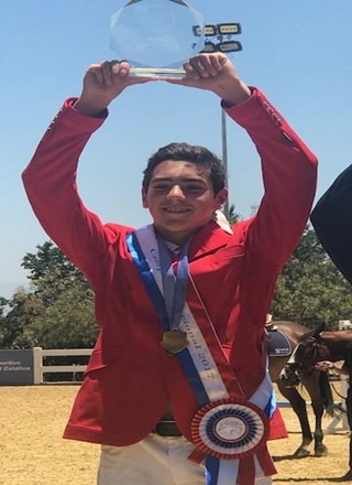 Alumno del Colegio Altomonte se coronó campeón nacional de salto ecuestre.