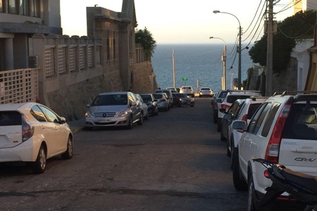 Vecinos de Recreo viven un calvario por culpa de autos mal estacionados.
