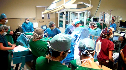 Hospital Fricke refuerza trabajo en pabellones para incrementar número de operaciones.