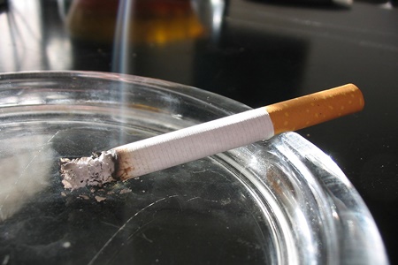 10 beneficios de dejar de fumar:  Sólo ocho horas después del último cigarrillo, la respiración es más profunda.