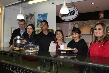Autoridades se reúnen con jóvenes trabajadores para explicar cómo serán los  nuevos contratos de trabajo.