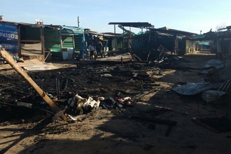 Locatarios de Feria El Belloto afectados por incendio reciben ayuda para reconstruir sus puestos.