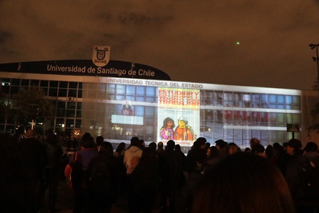 Masiva concurrencia revive la historia de la U. de Santiago con un espectáculo de luces.