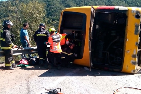 Bus con 45 pasajeros volcó esta mañana en la cuesta La Dormida de Olmué.
