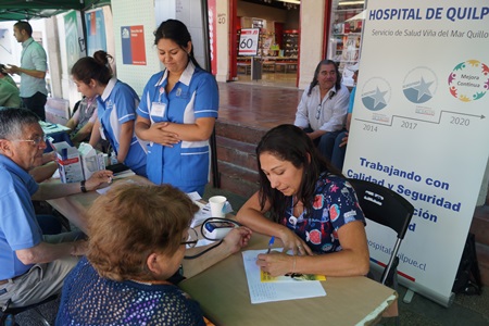 Más de un centenar de glicemias, controles de presión y educación sobre la Diabetes realizó Hospital de Quilpué en plaza de servicios públicos.