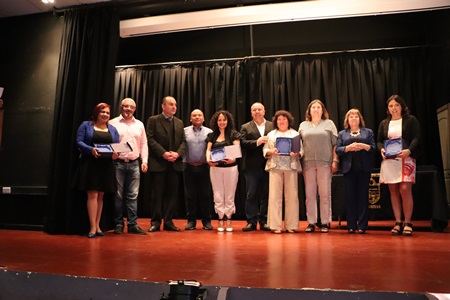 Docentes y asistentes de la educación municipal de Quintero reciben reconocimiento por sus años de servicios.