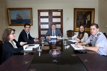 Diputada Camila Flores se reunió con Ministro de Defensa y Comandante en Jefe del Ejército para salvar la Banda Instrumental del Regimiento Yungay.