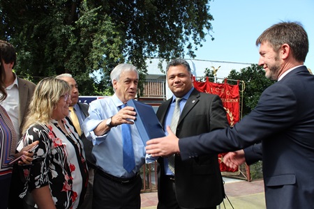 Contadores de Chile entregan carta con propuestas a presidente Piñera.