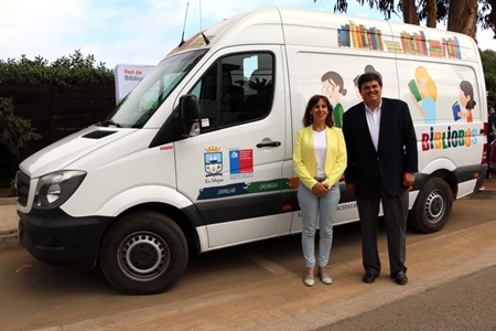 Zapallar inauguró nuevo bibliobús que recorrerá localidades de la comuna.