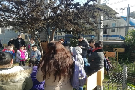 Niños y niñas aprenden en huerto educativo de estación de Quilpué.