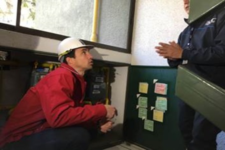 Ministro Jobet advierte riesgos para residentes de 800 edificios del país que tienen sello rojo de gas.