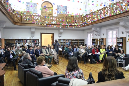 En conversatorio analizan cómo resguardar murales del casco histórico de Valparaíso.
