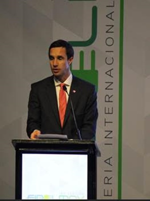Ministros Jobet inaugura feria de electromovilidad y resalta que en el último año y medio número de vehículos eléctricos aumentó 4 veces.
