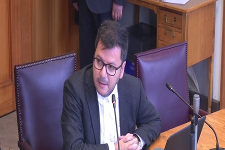 Experto asegura que las tareas escolares perjudican a los estudiantes más vulnerables.