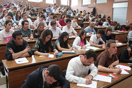 Con iniciativa legal buscan prevenir discriminación política en instituciones de educación superior.