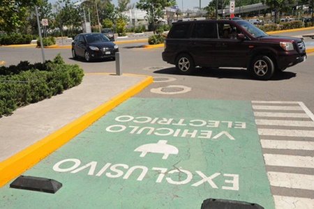 Vehículos eléctricos e híbridos no pagaran estacionamiento en playas de Zapallar durante el próximo verano.
