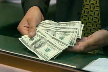 Economistas emplazan al Banco Central a intervenir frente al alza del dólar.