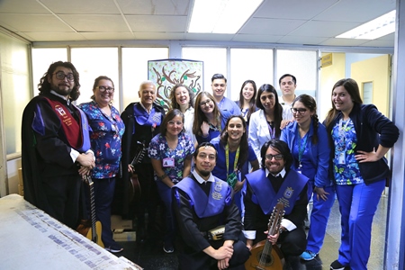 Tuna de la UPLA visitó a pacientes de Diálisis del Hospital Van Buren con presentación musical.