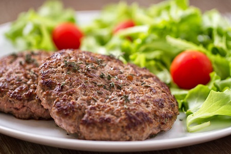 Alimentación en verano: expertos incentivan aumentar la ingesta de carnes magras.