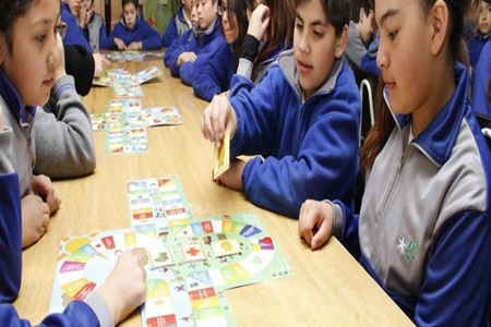 Centro de Políticas Públicas UC y Banco Santander ofrecen acceso a plataforma de educación financiera a todos los  colegios de Chile