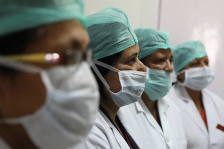 Expertas emplazan a autorizar la incorporación en hospitales de médicos extranjeros sin Eunacom aprobado