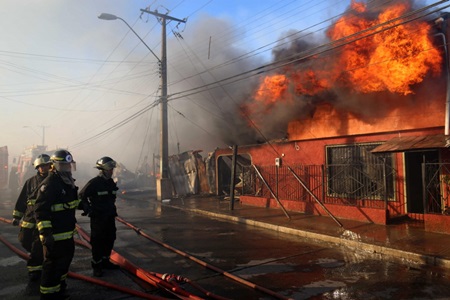 A 8 Años del mega-incendio del 14 F en Valparaíso,damnificados esperan que corte suprema condene a inmobiliaria RVC y a ESVAL.
