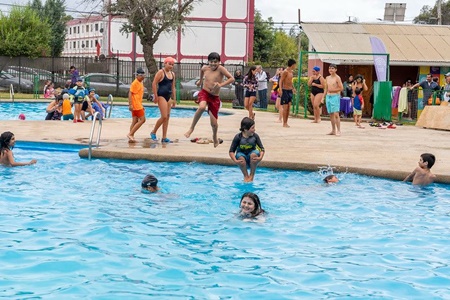 400 niños y niñas participaron de los Talleres de Natación del Municipio Abierto de Quilpué