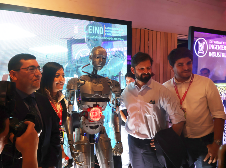 Presidente Gabriel Boric visitó al robot humanoide ATOM en el inicio de Congreso Futuro