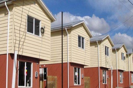 Una de cada tres familias en Chile no cuenta con una vivienda adecuada y requieren algún apoyo del Estado.