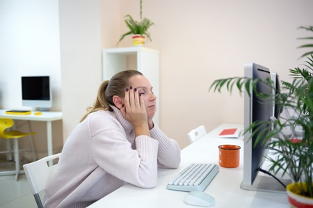 Cambio de hora: cómo regular la calidad del sueño sin  afectar el desempeño laboral.