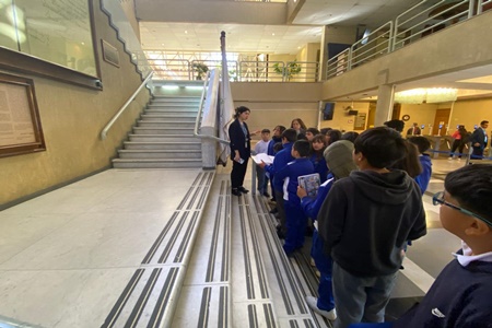 Oficina de la juventud realiza visita a congreso nacional con jóvenes estudiantes de 7Vo Básico de la escuela Atenas.