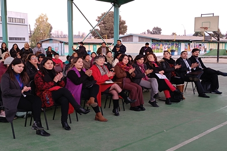 Escuela de Quilpué crea su propia huerta con apoyo de estudiantes de Santo Tomás Viña del Mar.